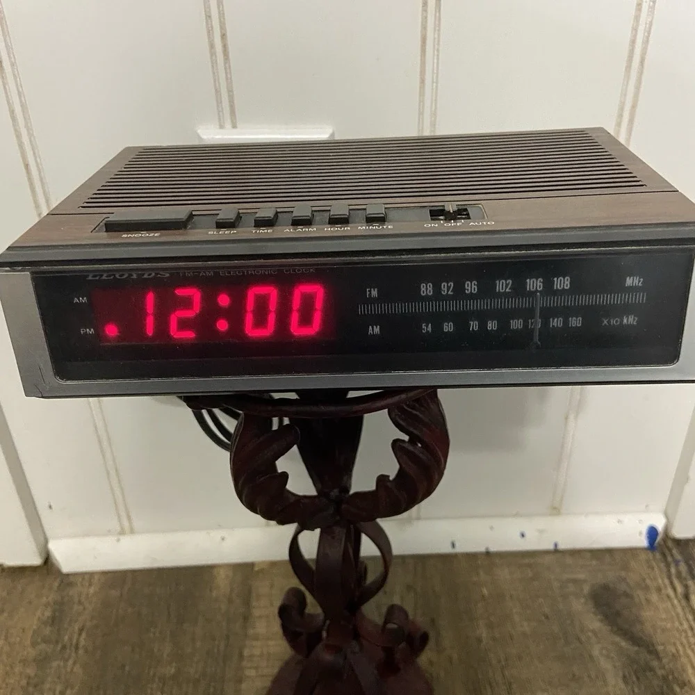Lloyd's‎ FM-AM Digital Alarm Clock Woodgrain Vintage Retro Red LED Tested Works